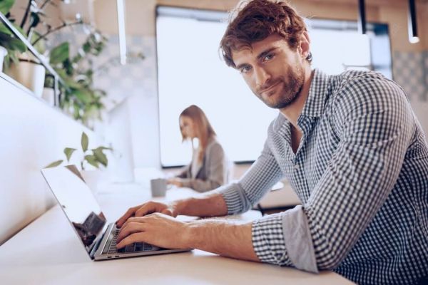 Człowiek przy komputerze